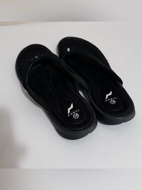 NORTY Black Women’s Cushioned Flip Flop Sandals - Sz 10